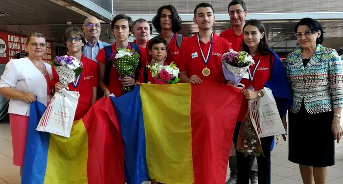 
    Lotul olimpic de juniori al României s-au întors marți, 25 iunie, de la Olimpiada Balcanică de Matematică pentru Juniori, din Cipru (Agros), cu cinci medalii de aur și o medalie de argintFOTO: Ministerul Educației  