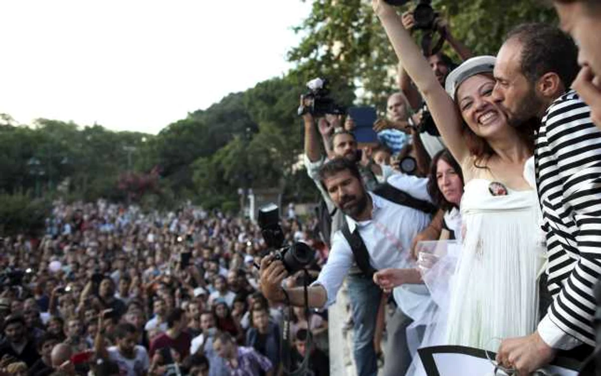 Ozgur Kaya şi Nuray Cokol s-au căsătorit sâmbătă, în parcul Gezi FOTO Reuters