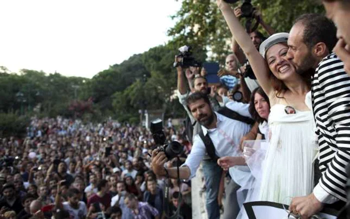 Ozgur Kaya şi Nuray Cokol s-au căsătorit sâmbătă, în parcul Gezi FOTO Reuters