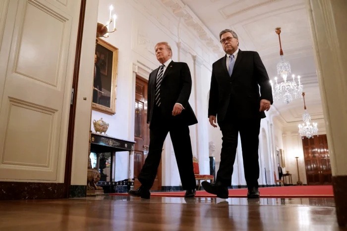 Pre;edintele SUA, Donald Trump ;i procurorul general William Barr FOTO Getty Images