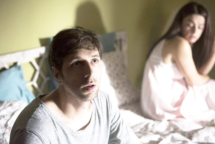 Un tânăr actor de teatru (interpretat de Laurențiu Bănescu) navighează cu greu între un rol complicat într-un spectacol de musical, o nevastă geloasă până la depresie și obsesia legată de iminentul sfârșit allumiifoto: Cinemagia