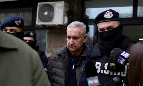 Directorul ARR, Cristian Anton, este escortat către sediul DNA, în București. FOTO Inquam Photos / Octav Ganea