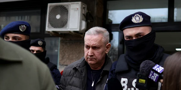 Directorul ARR, Cristian Anton, este escortat către sediul DNA, în București. FOTO Inquam Photos / Octav Ganea