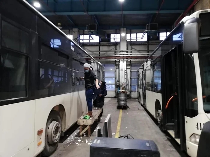 
    Angajații STB au început deja să decolanteze autobuzele în garajeFootografii: Primăria Capitalei  