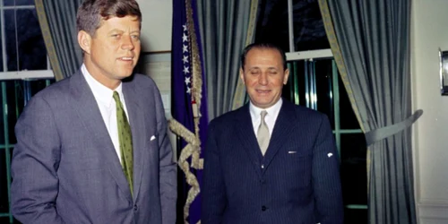 John F Kennedy şi ambasadorul Petre Bălăceanu - Casa Albă Sursa jfklibrary.org