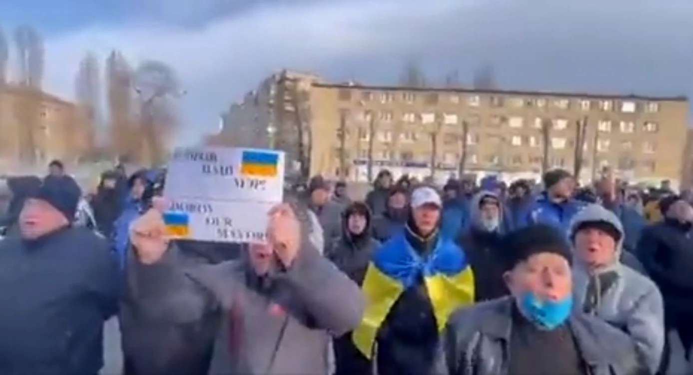 Protest la Melitopol sâmbătă, a doua zi după sechestrarea primarului Ivan Fedorov FOTO Arhivă