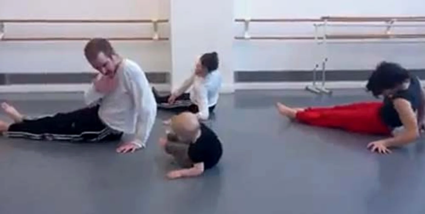 
    Bebeluşul îşi imită părinţii  
