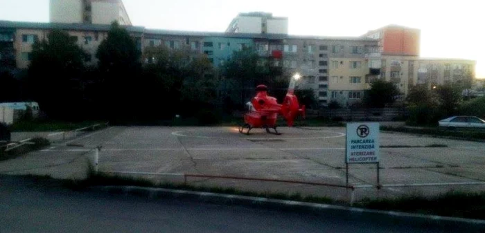 În maşină erau părinţii şi bebeluşul. Cu toţii au fost transportaţi la spital, însă, părinţii sunt în afara oricuărui pericol.