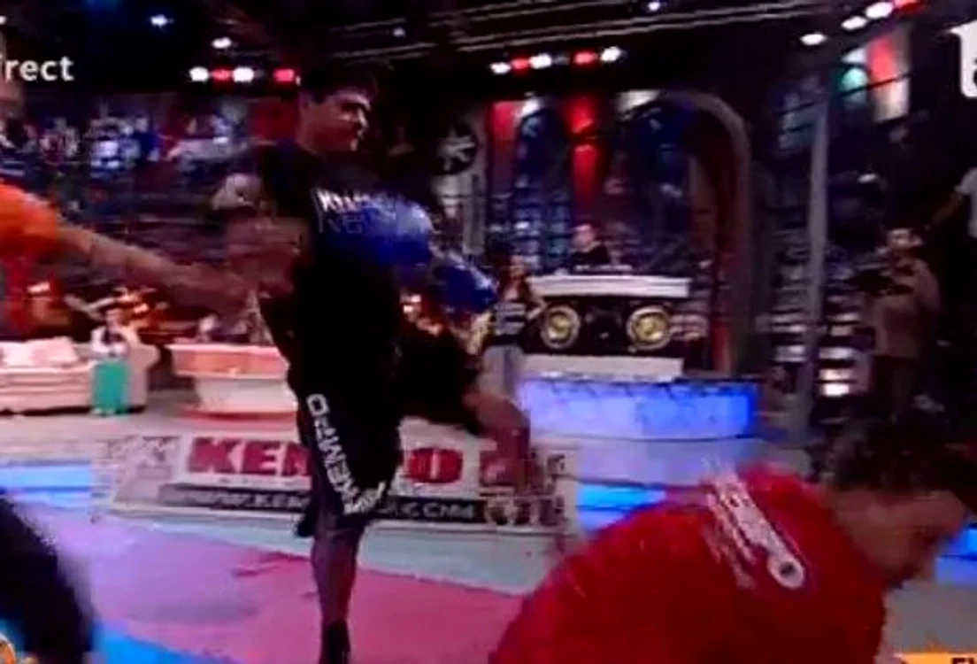 Dani a căzut la pământ, dar acest lucru nu l-a împiedicat pe Ogică să îl lovească