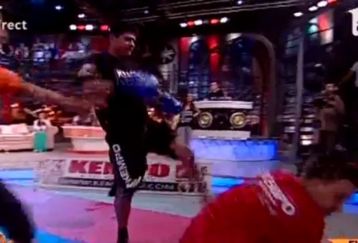 Dani a căzut la pământ, dar acest lucru nu l-a împiedicat pe Ogică să îl lovească