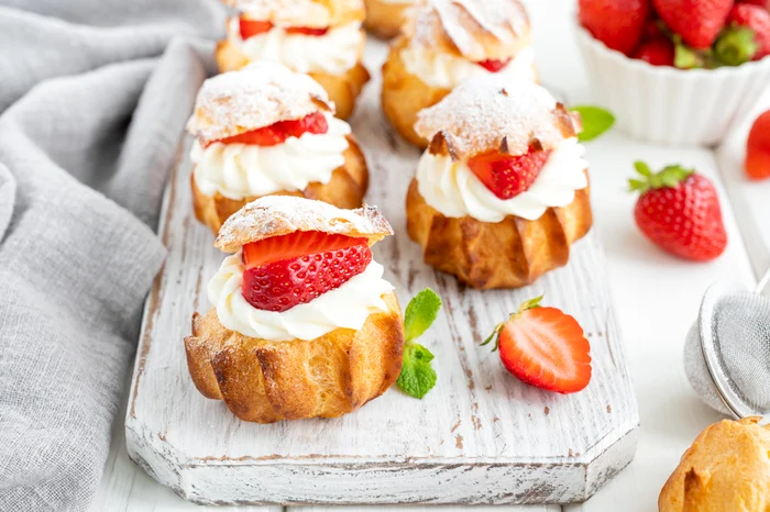 choux crema vanilieshutterstock 2007938618 jpg