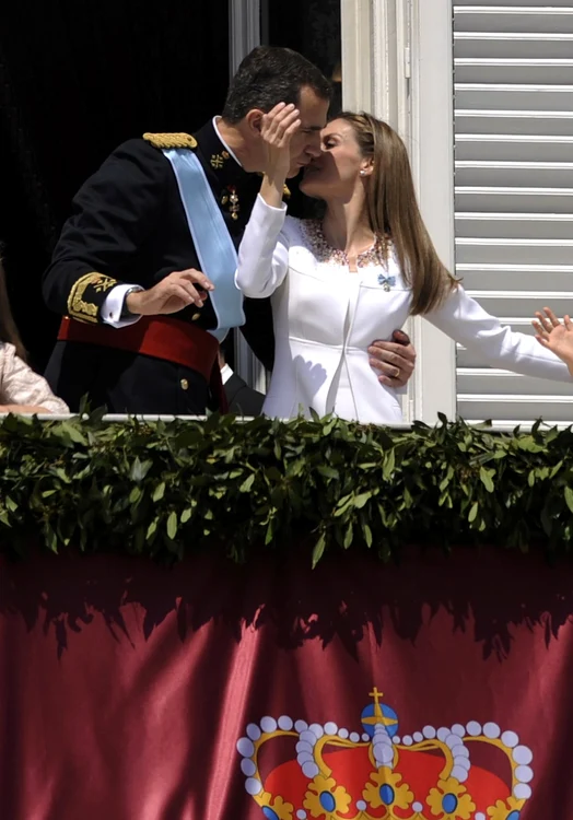 Noul Rege îşi sărută soţia în faţa supuşilor spanioli, după momentul glorios al încoronării FOTO Reuters