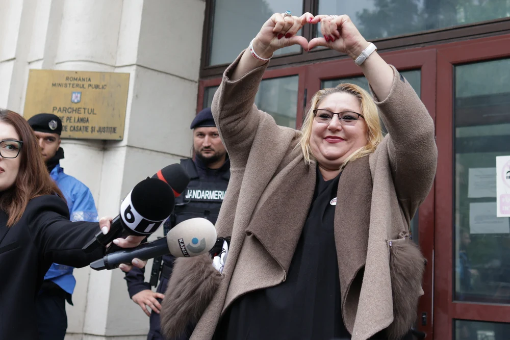 Caz de manual: cum promovează partidul Dianei Șoșoacă exact ce condamnă