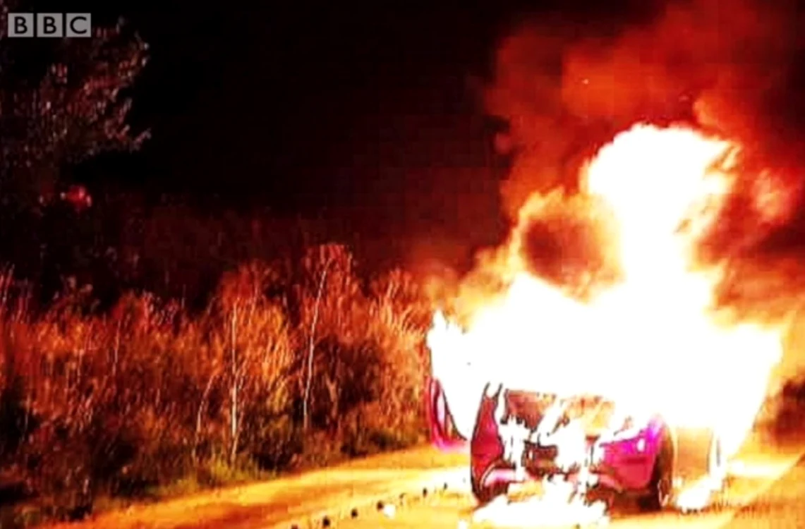 Una dintre maşinile care a luat fost din cauza unei defecţiuni la motor  Captură BBC