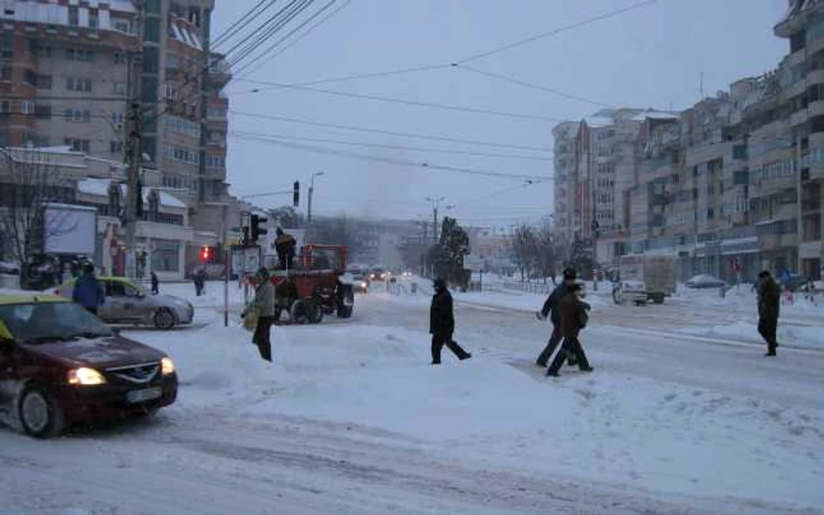 Botoşani: Utilajele de  deszăpezire acţionează continuu de 12 ore