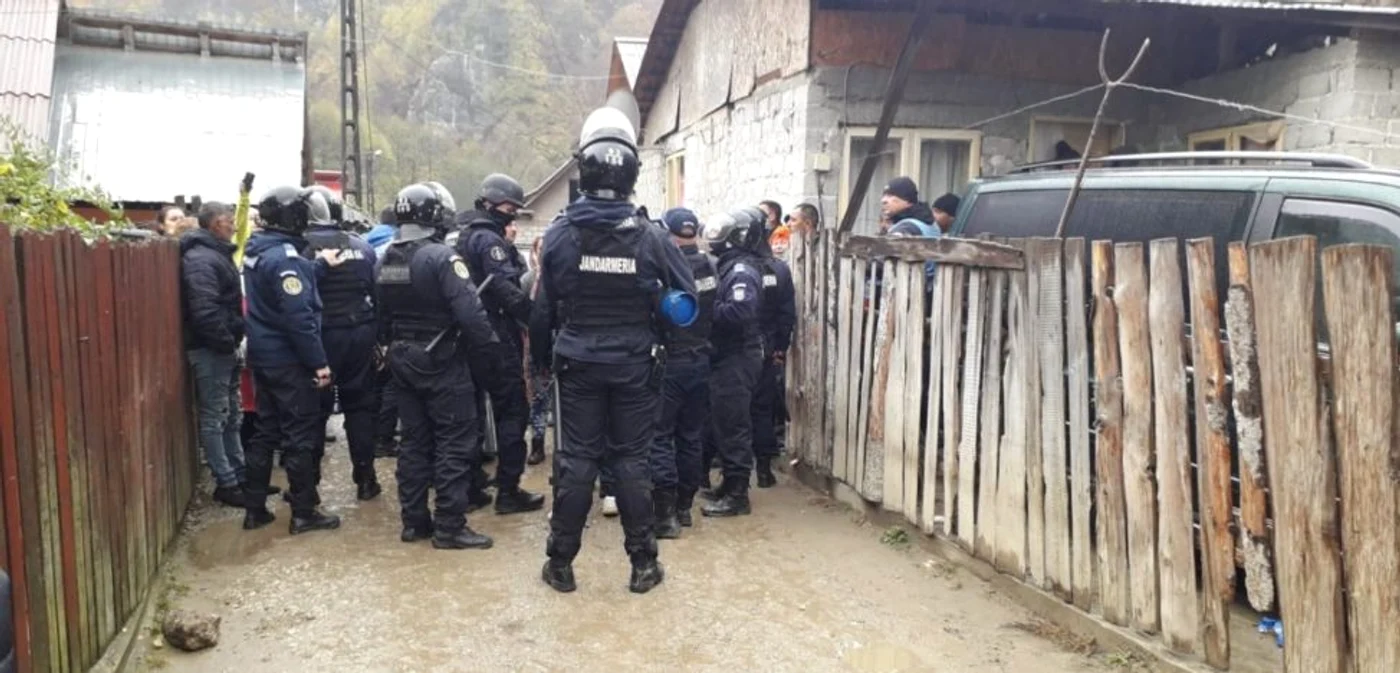Primii romi au fost evacuaţi cu poliţia şi jandarmii