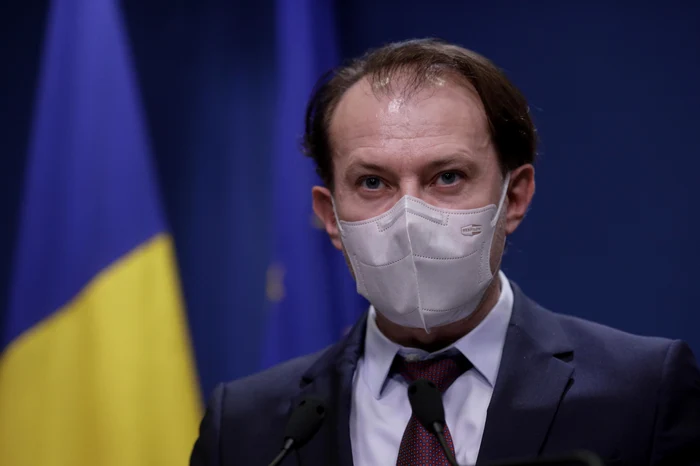 Florin Cîțu, la conferința de presă de miercuri, 10 februarie, a purtat o mască specială Sursă foto: Inquam Photos/George Călin