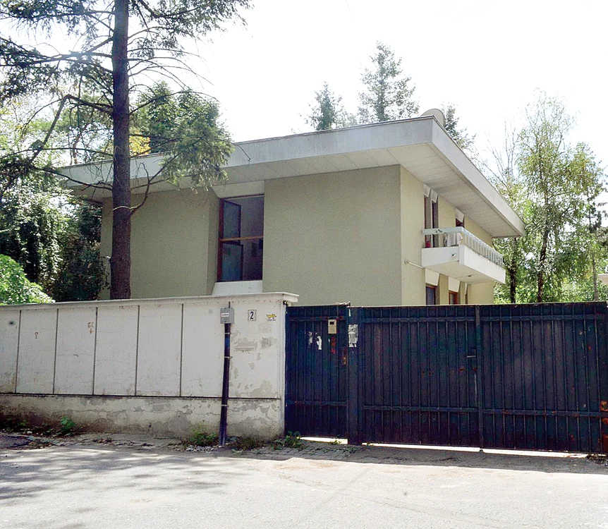 Guvernul i-a propus fostului preşedinte să se mute în vila pe care Mioara Roman se pregăteşte s-o părăsească. Vila în care a locuit familia Roman are trei dormitoare la etaj, o  sufragerie, un birou la parter, o curte de 800 m şi nu dispune de garaj