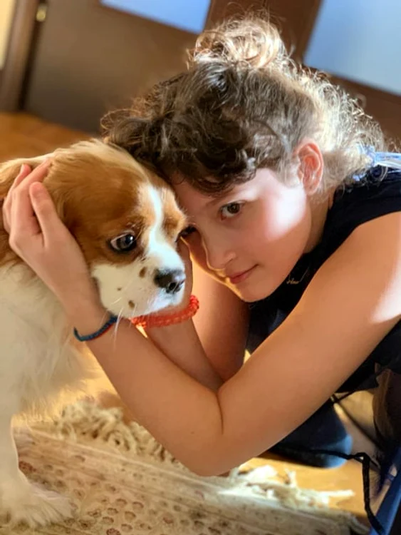 Fetița lui Carmen Trandafir, Ana, o adoră pe cățelușa lor din rasa Cavalier King Charles Spaniel