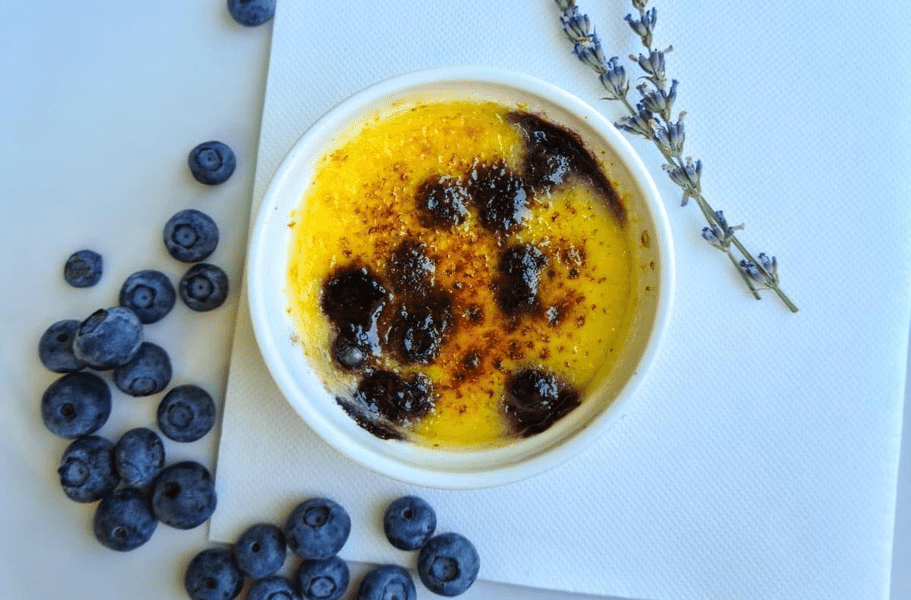 Delicioasa crème brûlée cu fructe care se poate mânca la Arad. Artizanii dezvăluie rețeta desertului 