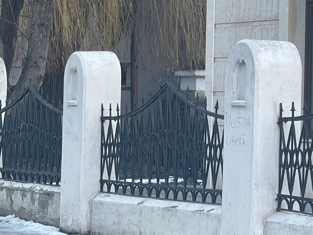 Mesaje scrise pe gardul sinagogii  FOTO camere supraveghere
