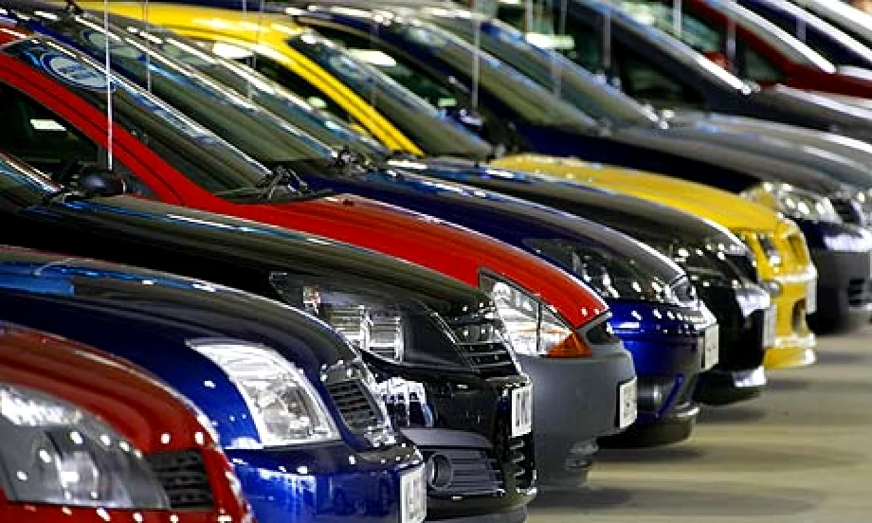 Mașini de toate culorile într-un salon al unui dealer auto