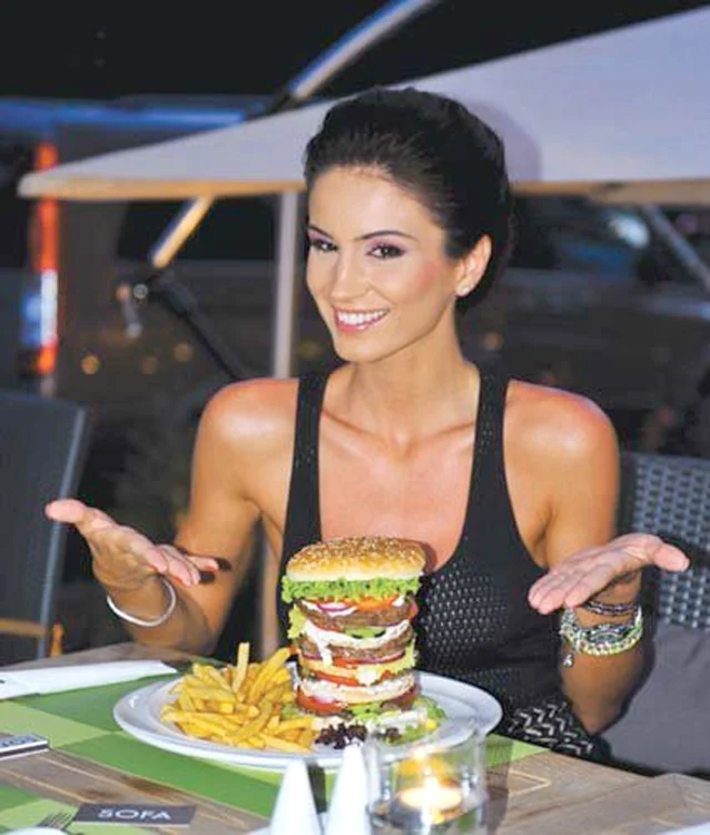 Gianina Ilieş şi-a  comandat un  burger uriaş,  supraetajat