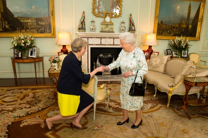 Regina Elisabeta a II-a a primit-o pe Theresa May la Palatul Buckingham Foto: AP