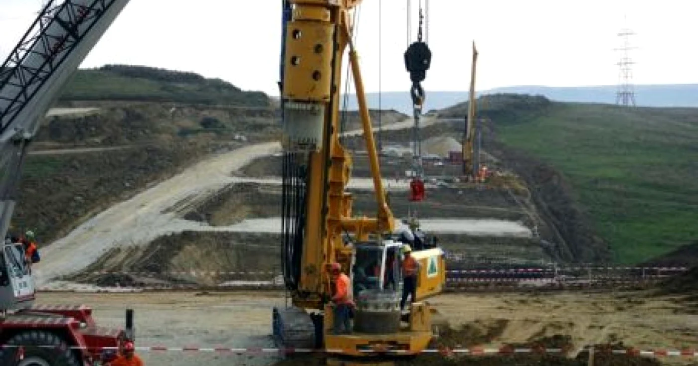 Berceanu a semnat contractul pentru construcţia tronsonului