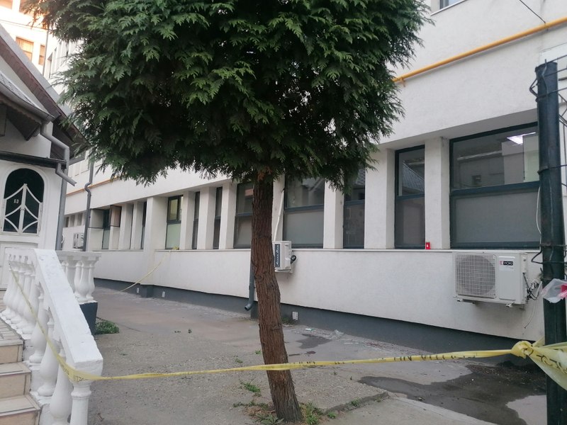 Un pacient s-a aruncat de la etajul II al Spitalului Slatina. La fața locului erau mai multe echipaje, care nu l-au putut împiedica VIDEO