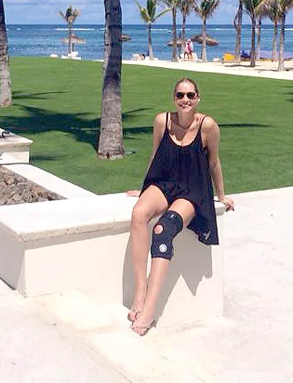 Ileana a purtat orteză la picior când a plecat din Italia în Mauritius