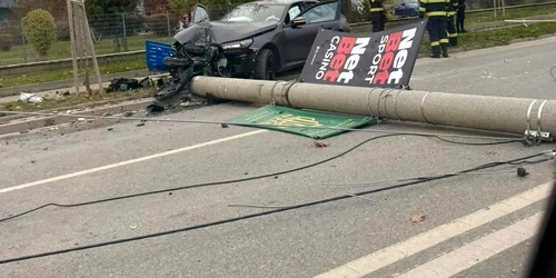 Stâlp dărâmat în București FOTO Infotrafic