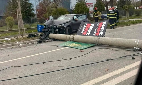 Stâlp dărâmat în București FOTO Infotrafic