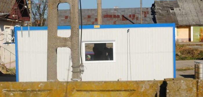 Hoţii care au dat lovitura la Topolovăţ au forţat geamul unui birou
