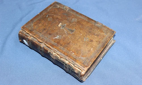 Ceaslovul tipărit la Târgoviște în 1715, exponatul lunii august la Muzeul Județean de Istorie și Arheologie Maramureș (© conservator Zamfir Șomcutean)