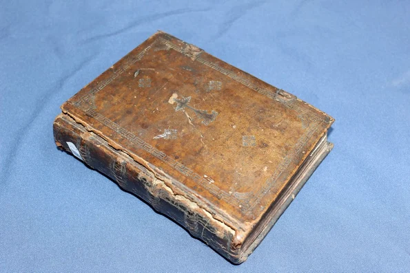 Ceaslovul tipărit la Târgoviște în 1715, exponatul lunii august la Muzeul Județean de Istorie și Arheologie Maramureș (© conservator Zamfir Șomcutean)