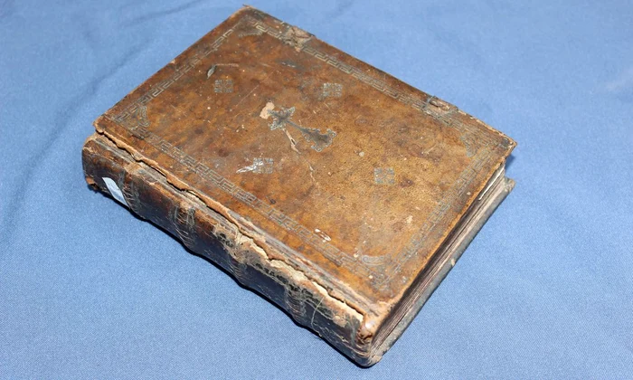 Ceaslovul tipărit la Târgoviște în 1715, exponatul lunii august la Muzeul Județean de Istorie și Arheologie Maramureș (© conservator Zamfir Șomcutean)