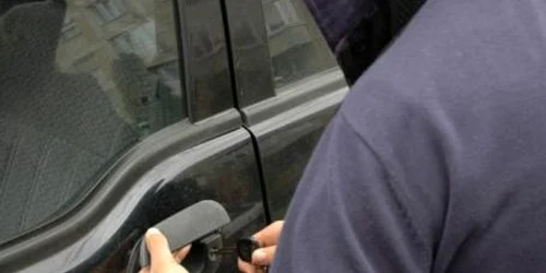 Copiii au furat bani şi un telefon mobil