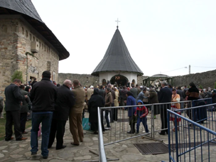 Iaşi: Frigul i-a ţinut pe credincioşi departe de Hadâmbu (VIDEO)