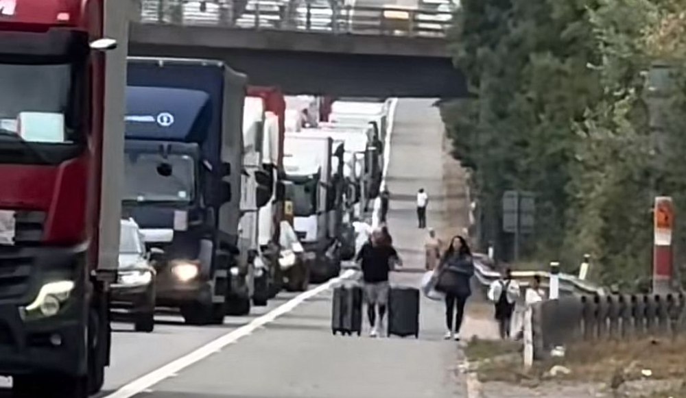 Un cuplu disperat, blocat în trafic, a mers pe marginea autostrăzii pentru a nu pierde avionul