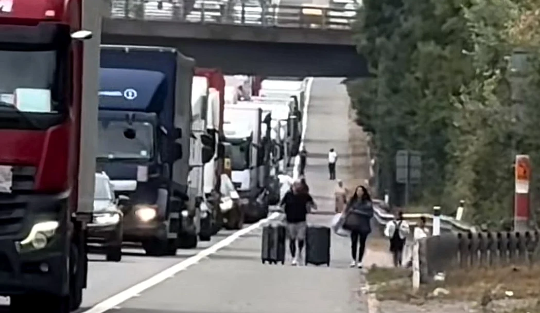 Un cuplu a mers pe marginea autostrăzii pentru a nu pierde avionul FOTO: Captură video