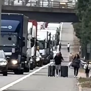 un cuplu merge pe autostrada ca sa nu piarda avionul jpg