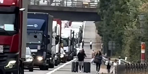 un cuplu merge pe autostrada ca sa nu piarda avionul jpg