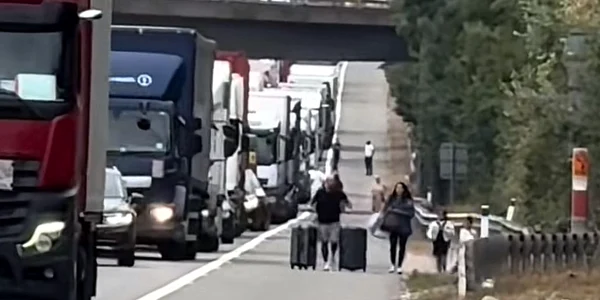 un cuplu merge pe autostrada ca sa nu piarda avionul jpg