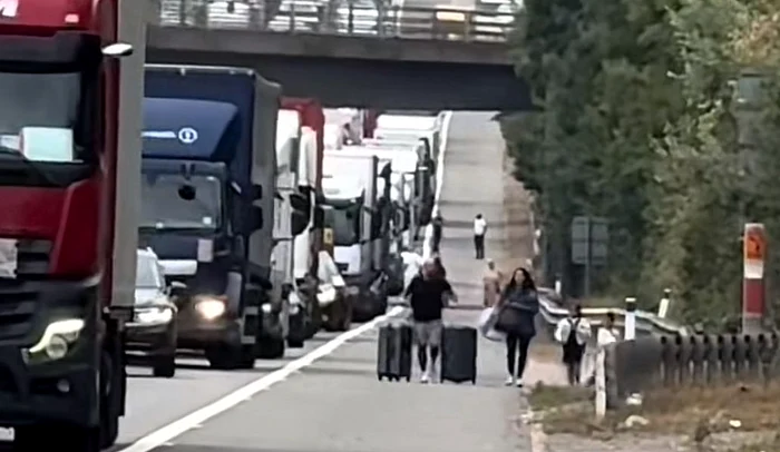 Un cuplu a mers pe marginea autostrăzii pentru a nu pierde avionul FOTO: Captură video