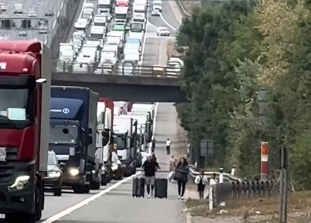 Un cuplu disperat, blocat în trafic, a mers pe marginea autostrăzii pentru a nu pierde avionul