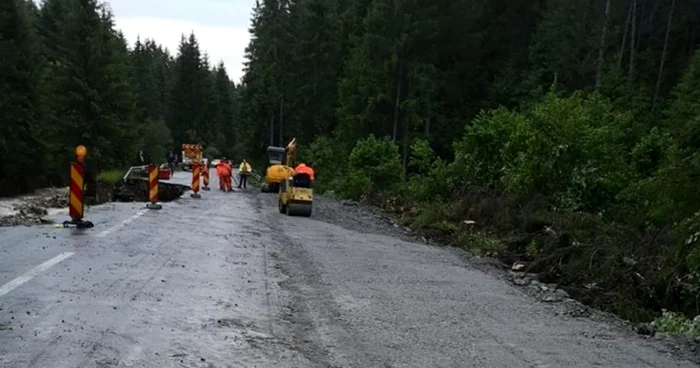 Muncitorii de la DRDP Cluj s-a mobilizar şi a reuşit să redeschidă traficul într-o zonă extrem de dificilă