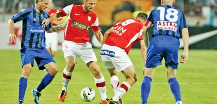 Venirea lui Dorel Stoica (la minge) în această vară a mai „îmbătrânit“ primul „11“ al lui Dinamo