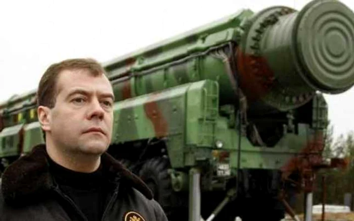 Premierul rus Dmitri Medvedev, înspectează rachetele Bulava