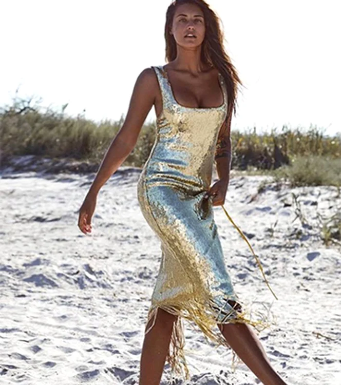 Solista și-a etalat la plajă decolteul apetisant